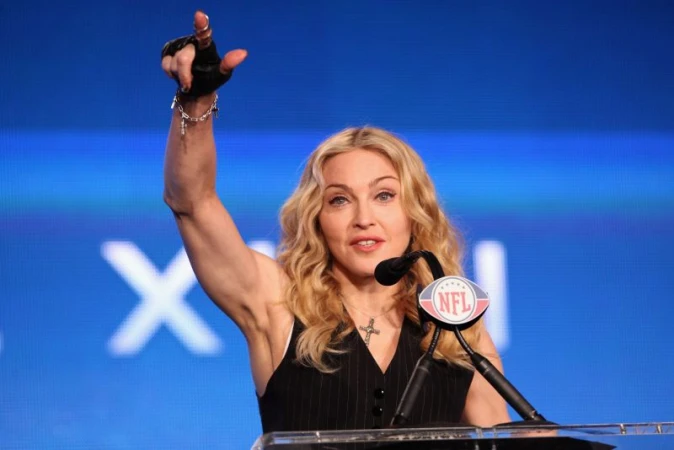 Мадона дава пресконференция преди финала на Super Bowl, на който ще представи новата си песен "Give Me All Your Luvin'"