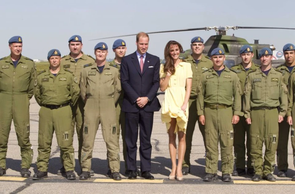 Вятърът духа полата на Катрин по време на снимка с канадските Air Force