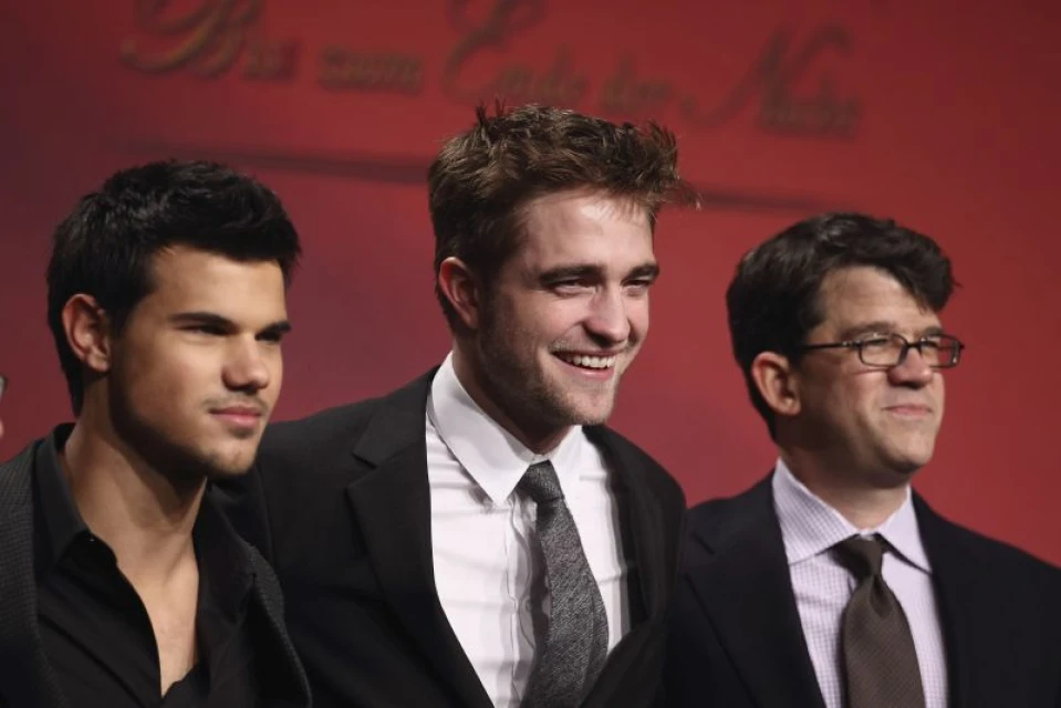 Звездите от "Здрач"  Робърт Патинсън (Robert Pattinson) и Тейлър Лаутнър (Taylor Lautner) представиха предпоследния филм от сагата в Берлин. На снимката е и режисьорът Wyck Codfrey.