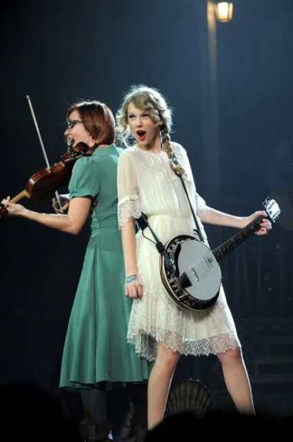 Тейлър Суифт по време на турнето си "Speak Now World Tour"
