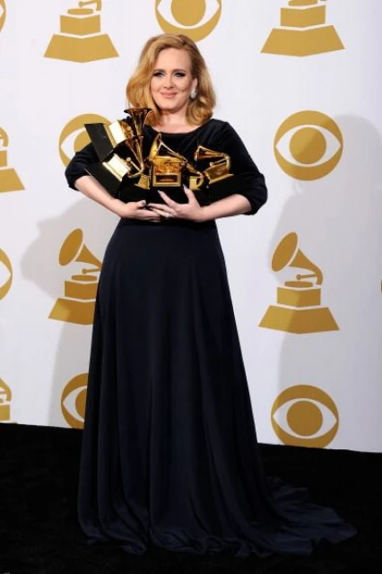 Adele  спечели наградата за "Най-добро поп изпълнение" за "Someone Like You", както и общо 5 грамофончета за "Rolling in the deep" и албума й "21", включително 