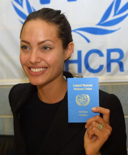 През 2001 г. Анджелина става посланик на Уницеф