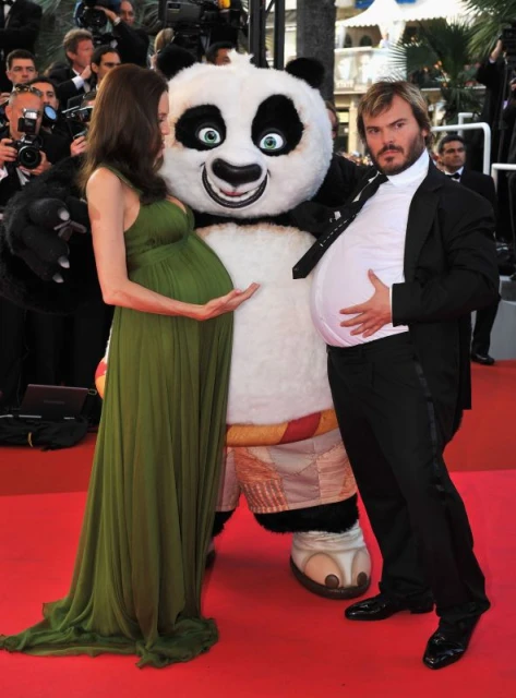 През 2008 г. представя филма "Кунг Фу панда" бременна с близнаци