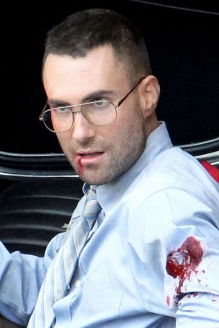 Aдам Ливайн от Maroon 5 в сцена от новия им клип към "Payphone"