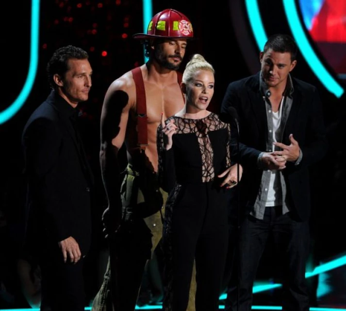 Elizabeth Banks приема наградата си за "Най-добро екранно преобразяване" от Matthew McConaughey, Joe Manganiello и Channing Tatum