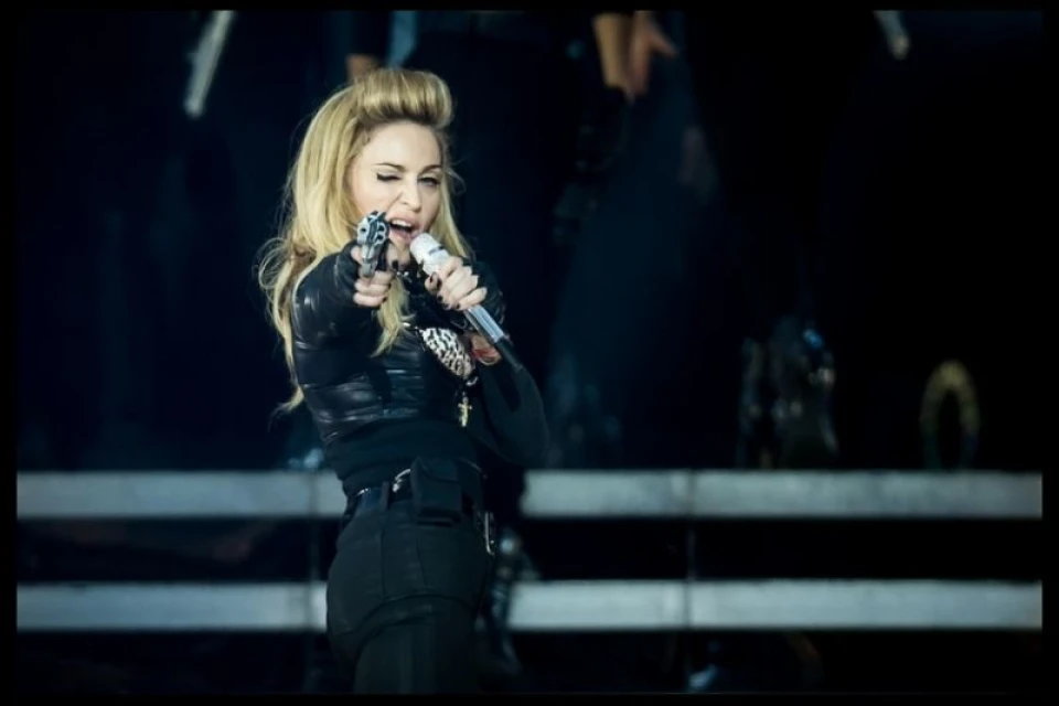2013: Използва пистолети по време на тура "MDNA". Критикуват я, тя е невъзмутима: "Пистолетите не убиват хора. Хората убиват хора".