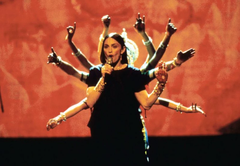 1998: На VMA танцува еротично с хинду грим, който означава непорочност и чистота. Хинду общността е обидена.