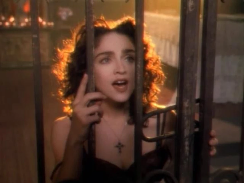 1989: Видеото на "Like A Prayer" вбесява религиозните организации. Madonna губи спонсора си - известна марка сода.
