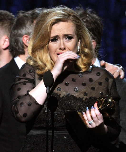 Adele  спечели наградата за "Най-добро поп изпълнение" за "Someone Like You", както и общо 5 грамофончета за "Rolling in the deep" и албума й "21", включително 