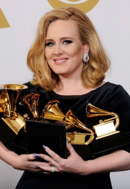 Adele  спечели наградата за "Най-добро поп изпълнение" за "Someone Like You", както и общо 5 грамофончета за "Rolling in the deep" и албума й "21", включително 