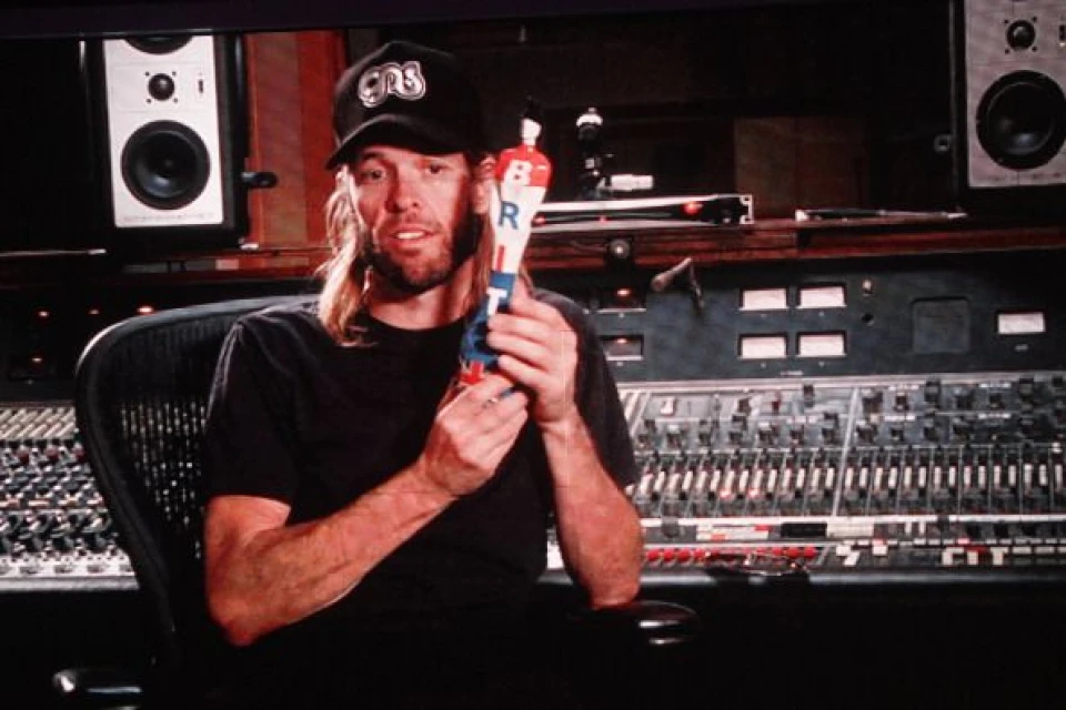 Taylor Hawkins приема наградата на Foo Fighters