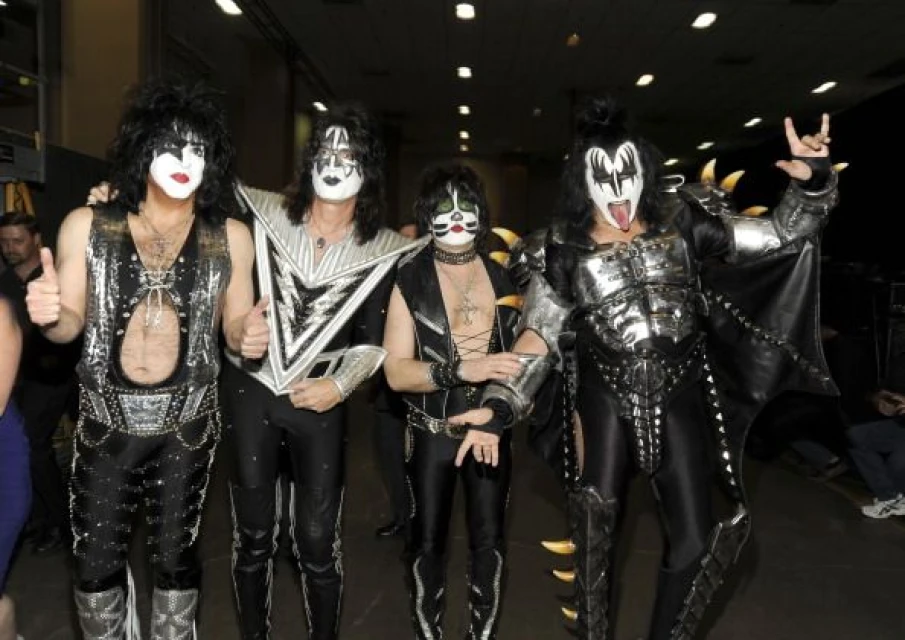Рок групата Kiss беше специален гост на годишните награди за кънтри музика