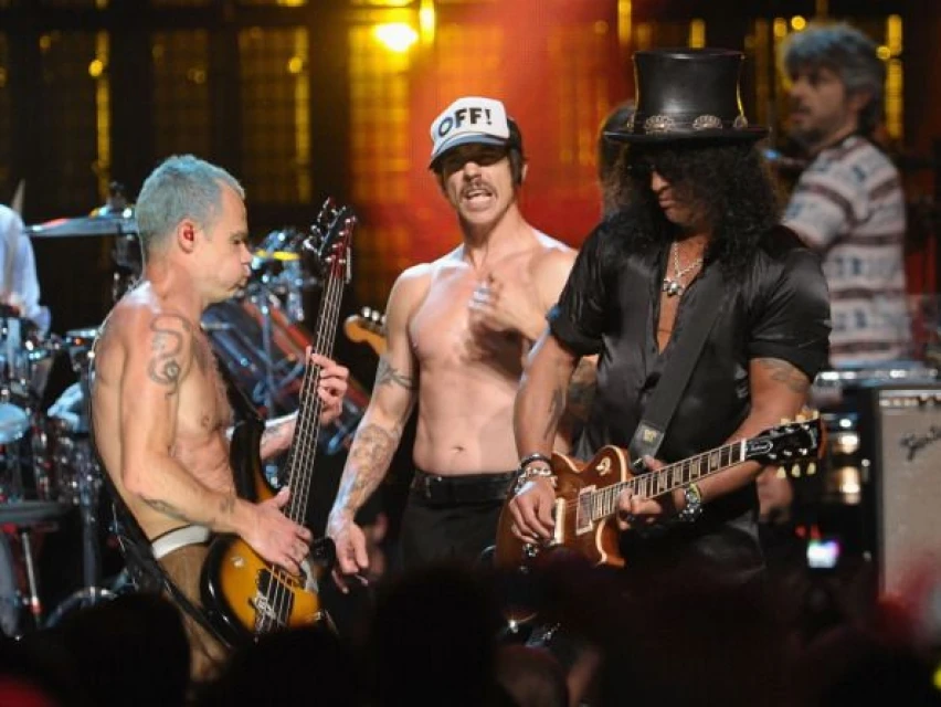 Red Hot Chili Peppers и Слаш свирят по време на церемонията по въвеждането на членовете на Guns N' Roses в Залата на Славата в Кливланд, Охайо