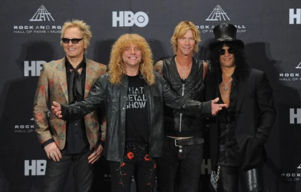 Членовете на Guns N’ Roses, без Аксел Роуз, позират на церемонията по въвеждането им в Залата на Славата