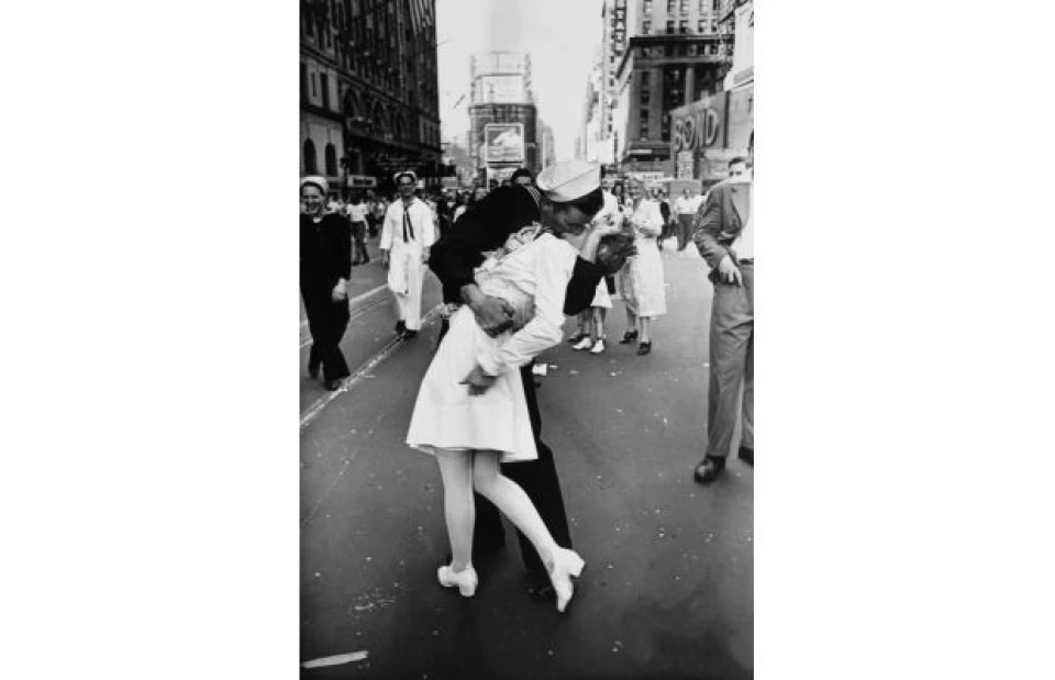 Денят на победата над Япония, Таймс Скуеър (Alfred Eisenstaedt, 1945)