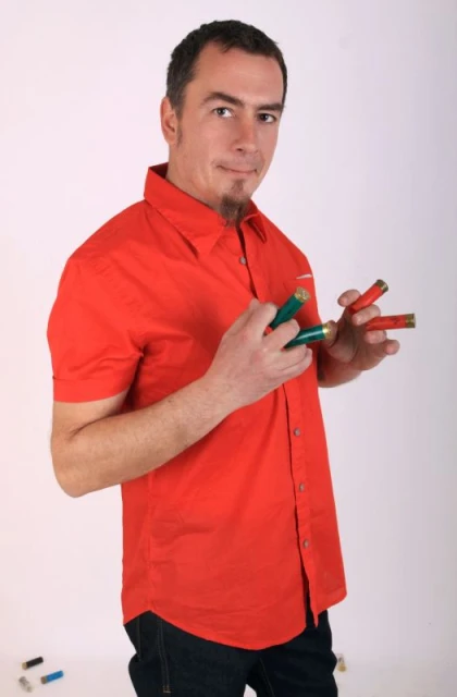Тони е облечен в Peek & Cloppenburg