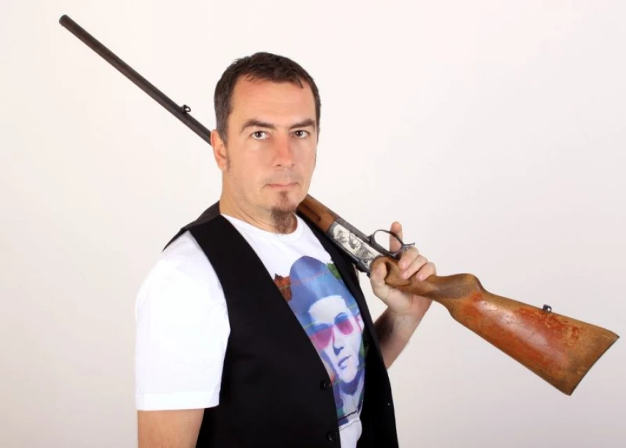 Тони е облечен в Peek & Cloppenburg