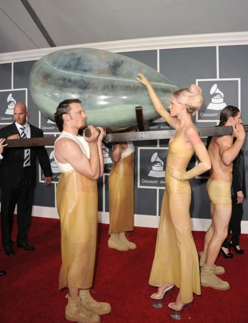Lady Gaga облечена в яйце