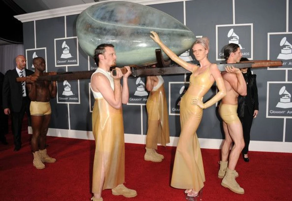 Lady Gaga облечена в яйце