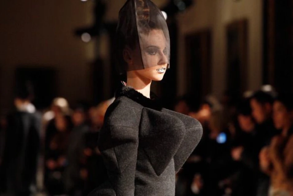 Модел на "Thom Browne"